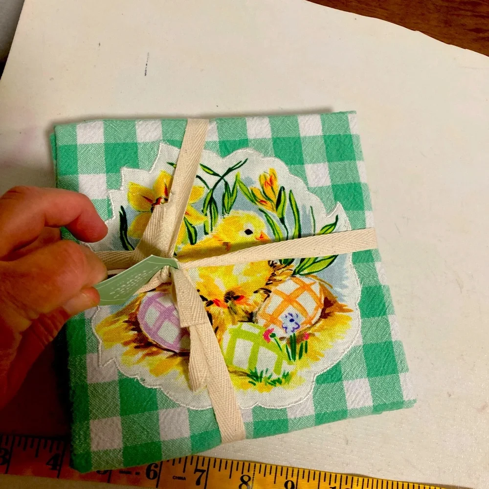 Sur la table 2 Easter towels